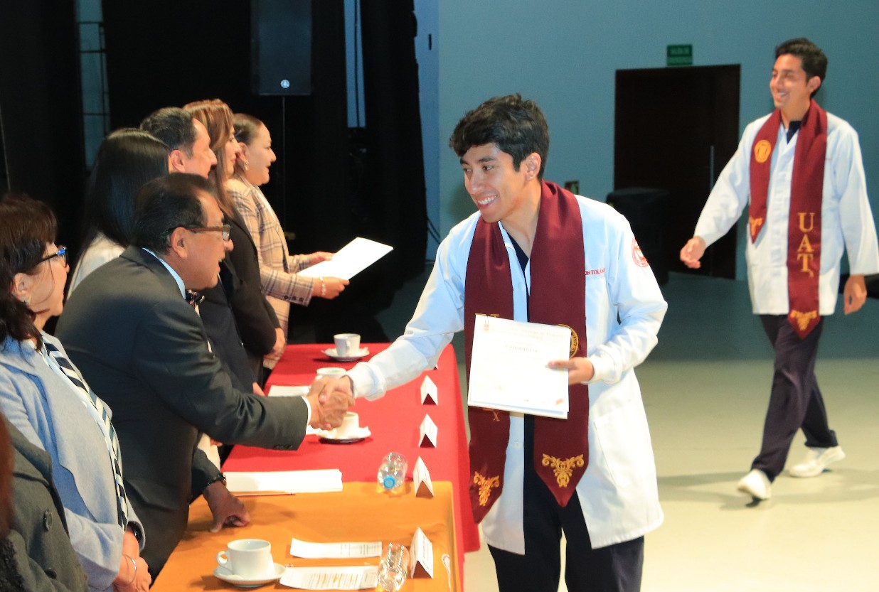 Preside Rector de la UATx graduación de 115 nuevos odontólogos